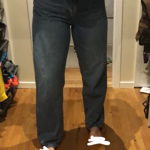 Straight leg jeans - jeans köpta på hm dehär halvåret men som tyvärr knappt kommit till användning, därflr superfint skock osv😘 nypris 350