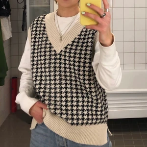 Mönstrad stickad väst - Stickad väst från Zara. Nyskick. Jättefin tröja men säljer den för att den inte får tillräckligt med användning. Köparen står för frakten🌸