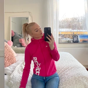 Adidas hoodie - Säljer denna rosa adidas hoodie i storlek 164 då jag inte använder den längre.   Den sitter bra på, bekvämt och skönt material, sitter tajt och fint på.   Köpt från stadium för ca 2 år sedan.  Den är knappast använd och är i väldigt fint skick.   Skick : 10/10
