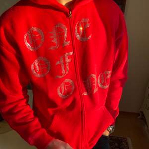Säljer min röda hoodie från Matteus egna märke One Of One🎈 Den är i storlek XL men passar även för killar som har L. Snygg oversized till tjejer✌🏽 Den är helt ny och är endast använd för att ta bilderna.