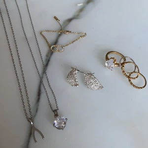 Smycken i jättefint skick - äkta oäkta blandat! - Armbandet & ringarna är guldpläterade, den silvriga ringen är också pläterad. Resten oäkta men perfekt skick. 🌹 Olika priser, fr 25-50kr! 5 kr frakt på allt