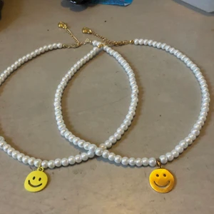 Smiley halsband  - Skitballa smileyhalsband med pärlor och smileyberlock finns gul och guld berlock🤩 Frakt 11kr