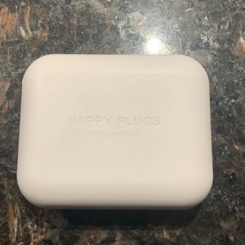 Vita Happy plugs som är nyköpta och är Bluetooth konektade . Övrigt.