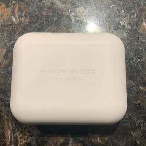 Vita Happy plugs som är nyköpta och är Bluetooth konektade 