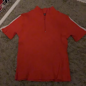 Orange topp - Använd 1 gång, nyskick. Säljes då den inte är min stil.