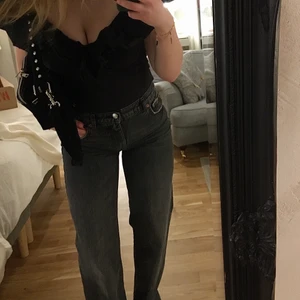 Söt sommar/festtopp NY - Gullig topp med volang, perfekt för fest eller varma sommardagar. Helt ny med lapp kvar 💜 70kr + frakt