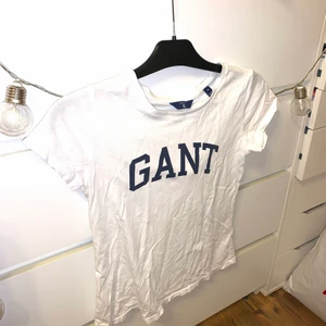 Gant t-shirt - Säljer en gant t-shirt från pondus i storlek XS. Mitt pris 20kr + frakt💕