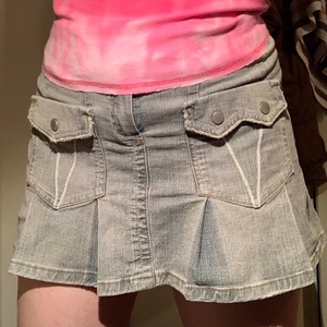 Y2k kjol  - Jätte fin gråblå jeans kjol med Y2k style och fina detaljer. Nästan aldrig använd💞💕 MÅNGA INTRESSERADE SÅ JAG HÖJER PRISET TILL 419kr IST FÖR BUDGIVNING 💘💘