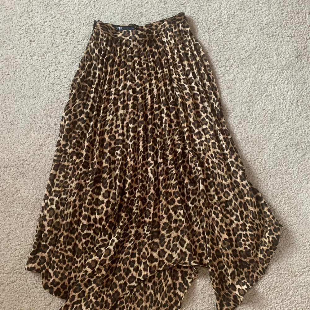 Säljer denna skit snygga lejopard kjolen från zara då den tyvärr nt kommer använing. Passar perfekt nu till sommaren. Skriv görna priv för fler bilder eller frågor🥰. Kjolar.