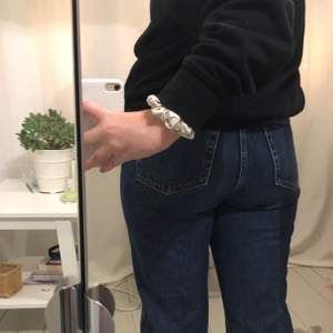 Säljer ett par jeans som är ifrån Weekday i modellen row! Jeansen är i mycket bra skick och är i storleken 32/30. Jeansen är för stora i midjan för mig och kommer därför inte till användning. Jag är 167cm och de är bra i längden för mig☺️