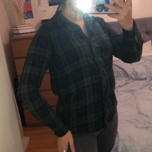 Långärmad skjorta i fin grön/blå färg - Grön/blå fin varm skjorta i strl 36. 90 kr leverans ingår, kan även mötas i Jönköping.