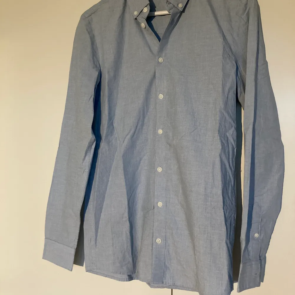 Skjorta från H&M BORTSKÄNKES, köpare står endast för frakt. Kan skicka fler bilder vid intresse.. Skjortor.