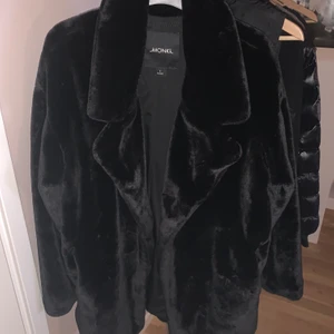 Mysig vinterjacka från Monki - Säljer nu min fina fejk-pälsjacka från Monki. Köptes förra vintern för 700 kr. Mitt pris är 250 kr + frakt🤍✨
