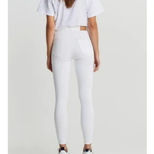 Vita skinny jeans  - Vita skinny jeans från gina i modellen Molly. Endast använda 1 gång, så i princip helt nya. (Skrivet namn på lappen i midjan, men annars inga defekter) ord. pris: 300 kr