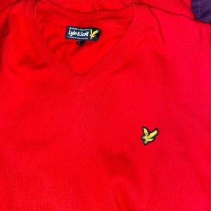 Hej. säljer mina kläder som jag inte använder längre. - Alla tröjor är i Storlek L förutom Jack and Jones tröjan den är i storlek XL. Helt oanvända kostym byxor i storlek 34/34 . Skjortorna är i storlek Xl och M. Jeansen är i storlek 33. Säljer tröjorna för 150 styck och kostymbyxorna 150kr och skjortorna 100 kr styck