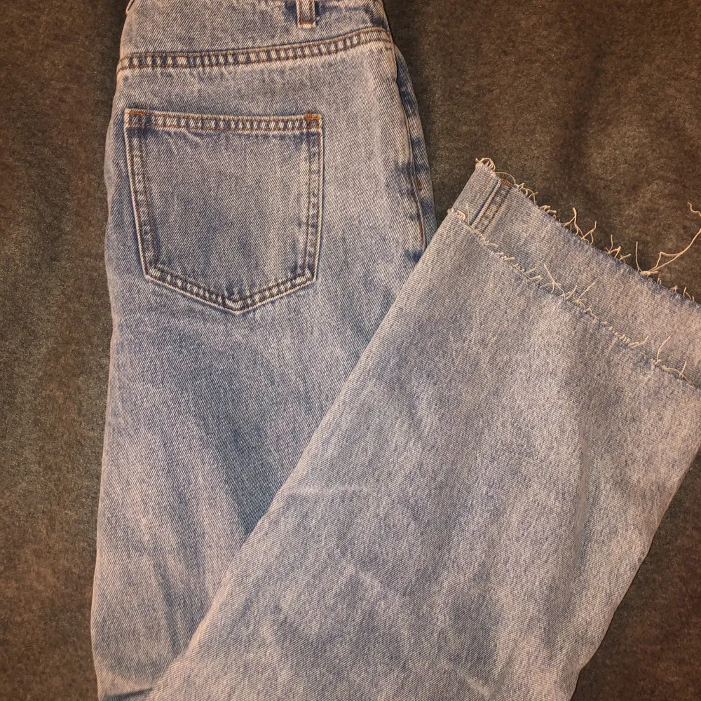 Raka jeans med tightare passform uppe. Slitningar nere vid benen. Helt oanvända. . Jeans & Byxor.