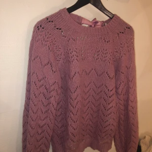Stickad tröja - Gammelrosa stickadtröja från Nelly, knytning i nacken och är endast använd 1 gång! 