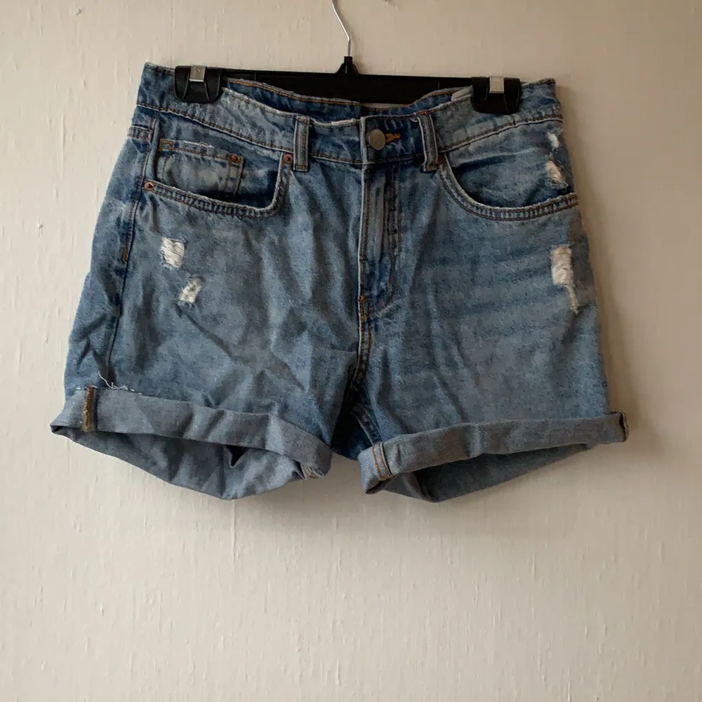 Slitna jeans shorts från h&m. Säljes för 30kr+ frakt. Storlek 36. Shorts.
