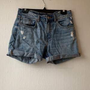 Slitna jeans shorts från h&m. Säljes för 30kr+ frakt. Storlek 36