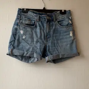Slitna jeans shorts från h&m. Säljes för 30kr+ frakt. Storlek 36