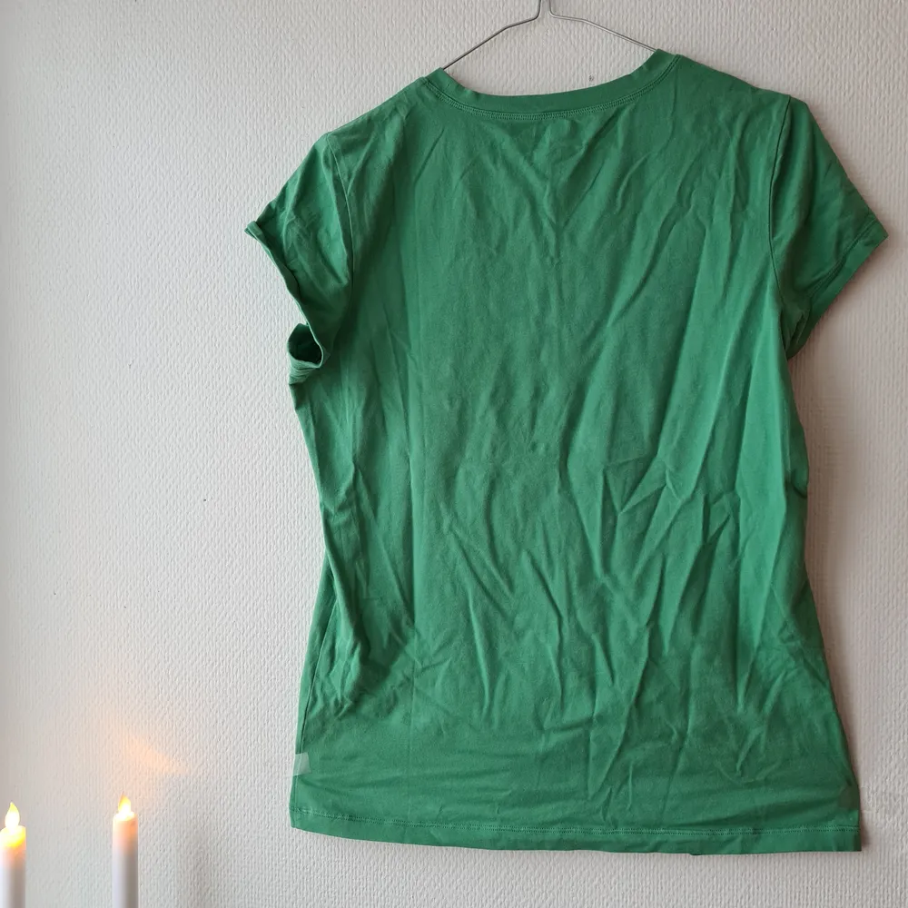 Snygg t-shirt i fin färg. Använd ca en gång. Den är i strl L men skulle snarare säga medium. Köparen står för frakten, betalning via swish 👕                          Färg: grön. T-shirts.
