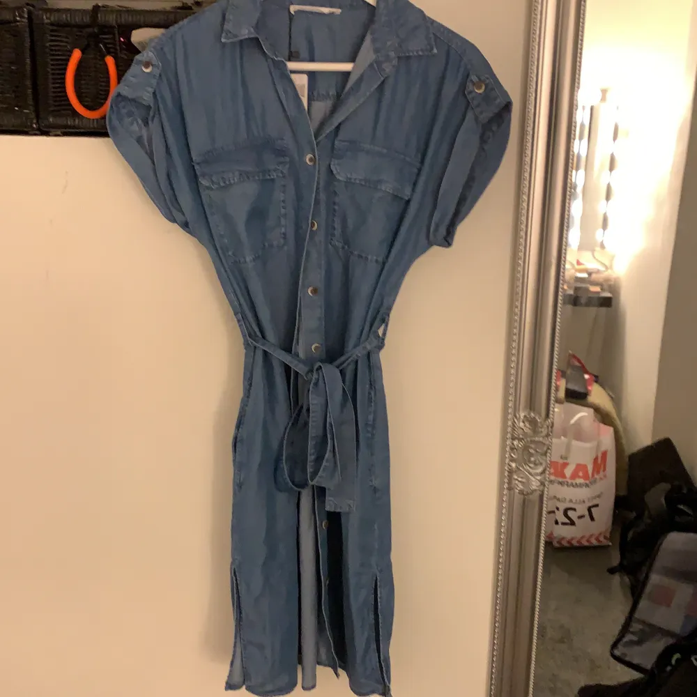 Jeansklänning från Mango i strl S. Aldrig använd, prislappen kvar. Köpt för 200kr, säljer för 40.. Mekot.