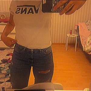 Vit vans tröja - Endast användt denna tröja 2-3 gånger, kan skicka den på posten men du står för frakten,annars så kan jag mötas upp i fagersta eller kopparberg. Storlek är x-small men passar small också.