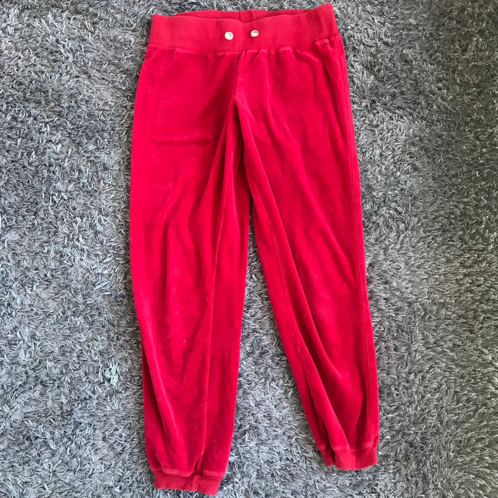 Röda mjukisbyxor, jätte söta (känner mig som nalle puh i den). Bra skick.. Jeans & Byxor.