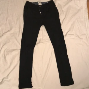 Svarta jeans - Enkelt. Billigt. Svart. 