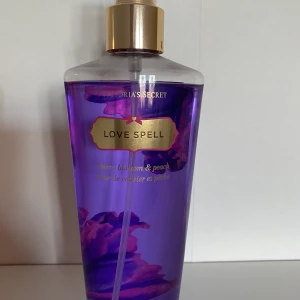 Victoria Secret  - En så gott om oanvänd Victoria Secret Bodymist med doften Love Spell (250 ml). Frakt tillkommer 