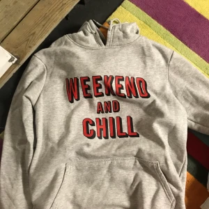 Mjuk snygg hoodie med text  - Netflix and chill ? Nah weekend and chill!!! Från new yorker älskar den men kommer aldrig till användning!...