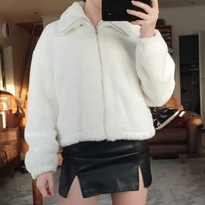 Vit faux fur jacka - Jättemysig faux fur jacka från missguided i storlek 36/S. Köpt här på Plick, säljer då den tyvärr inte kommit till användning. I bra skick. Säljer för 200 kr, köpare står för frakt. 💖 