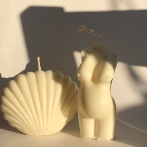 body & shell candle 🕯 - Så cute ljus att tända eller ha lite som inredning!! Har gjort själv därav billigare 🥰 gravid kropp (så fint med gravida kroppar!!<3) eller snäcka 99kr styck inkl frakt eller 149kr får båda inkl frakt 🕯
