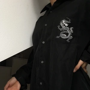 Drak shorta - Säljer min käraste drakskjorta som tyvärr inte används längre! Superskönt material och i bra kvalité! Drake på fickan och på hela ryggen. ”Herr storlek M” sitter på mig som en large och är vanligtvis storlek S Skriv till mig privat om du önskar fler bilder (Köparen står för frakt)💌