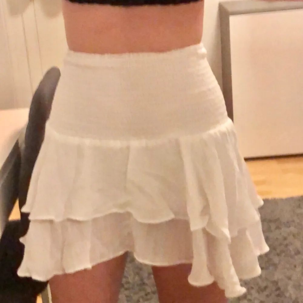 Säljer denna oanvända vita kjolen från SHEIN i storlek S. Säljer den eftersom jag inte gillade passformen på den. OBS den är lite genomskinlig. Nypris 120kr och köparen står för frakten. Kjolar.