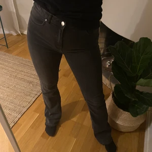 Grå svarta bootcut jeans - Snygga stretchiga jeans men klippt avslut