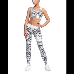 Träningsset Stronger - Byxor o sport bh som inte används längre😊 nypris 1200kr