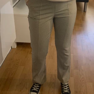 Rutiga kostymbyxor  - Kostymbyxor från Moves, byxorna är för små för mig. Men jag har försökt att få till bilder ändå, så man får en uppfattning hur byxorna sitter på.   SKICK: Som nya  STORLEK: 38 (var en 40 från början men blivit insydda) FRAKT: 44kr Skriv om fler bilder önskas💖🤝