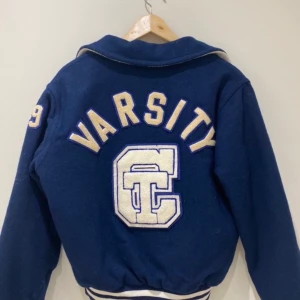 Intressekoll; Marinblå Varsity jacka - Bra skick! Köpte nyligen från en annan person! Älskar färgen och passformen men har en annan liknande! Om fler är intresserade buda från 550! Öka med minst 10 för varje bud!