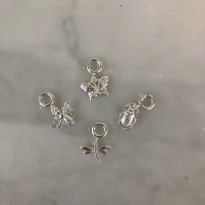 Silver berlocker - Underbara silver berlocker från j.selma.p! Helt oanvända! En fjäril, ett bi, en skalbagge och en trollslända. Nickelfria! 99 kr/styck.