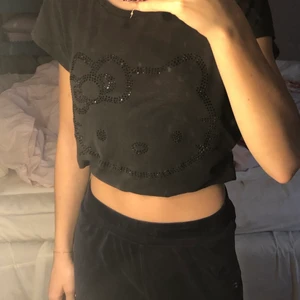 Söt Hello Kitty Tee shirt - Säljer denna super söta oversised hello Kitty toppen, jag har stoppat in toppen under bh-n det är därför den ser kort ut! Passar allt från xs-L! Super skönt material med svarta kristaller på!🖤☠️💞👛