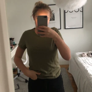 T-shirt - Säljer denna fina gröna t-shirt! Jättefin färg🥺💕 Storlek XS