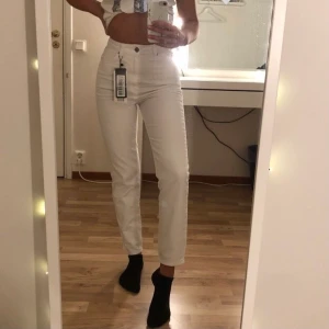 Jeans - Vita momjeans från Trendyol, storlek 34. Oanvända, lapparna kvar, endast prövade och legat i garderoben. Säljer för 150kr. Frakt tillkommer på 57kr och skickas som spårbart paket (57kr). Tar swish!☺️