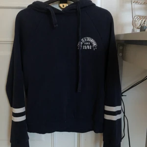 Hoodie  - En blå hoodie från Ginatricot 