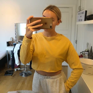 Gul croppad tröja  - En gul croppad tröja från ginatricot. Knappt använd så den är som i nyskick fortfarande. 