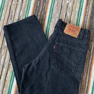 Levi’s 550 jeans - I väldigt bra skick, inga hål eller större slitage. Dom är uppsydda hos skräddare så storleken 32/32 som står på lappen stämmer inte. 80 cm i midjan och 95 cm i längd. Jag är 164 cm och ni ser på bilden hur de sitter på mig! 