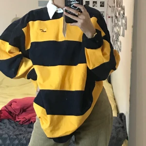 Randig far&wide tröja - Marinblå och gul-randig som är cool att stoppa in/ vika upp för en oversized look. Jag har vanligen xs. Bra skick. Dock ett litet märke på magen, kan skicka bild om det efterfrågas :) 