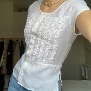 Sommar topp - Supersöt sommar-tröja med ett tunnt men inte genomskinligt material. 💞 köparen står för frakten men jag möter även upp i Lund💞 