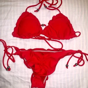 Bikini - Ruffle bikini med volanger från Nelly. Säljer denna i båda svart och vit också. Kan mötas upp i Jönköping annars tillkommer fraktkostnad. 🖤