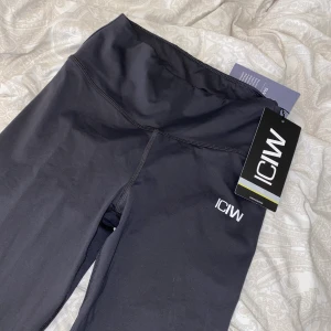Icaniwill tränings tights - HELT nya tränings tights med prislapp kvar! Mörkgråa från Icaniwill. Nypris 700kr, säljer för 400kr 🤩 Frakt tillkommer, eller så möts jag upp i Helsingborg! 